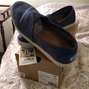 Never-Been-Worn Toms Avalon Sneakers - Navy